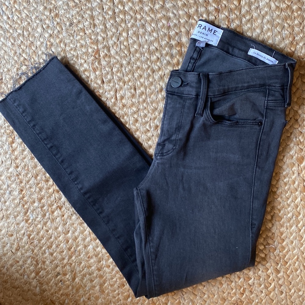 FRAME Le Skinny de Jeanne Faded Black Jeans Distressed Denim 26 Raw Hem Quintin